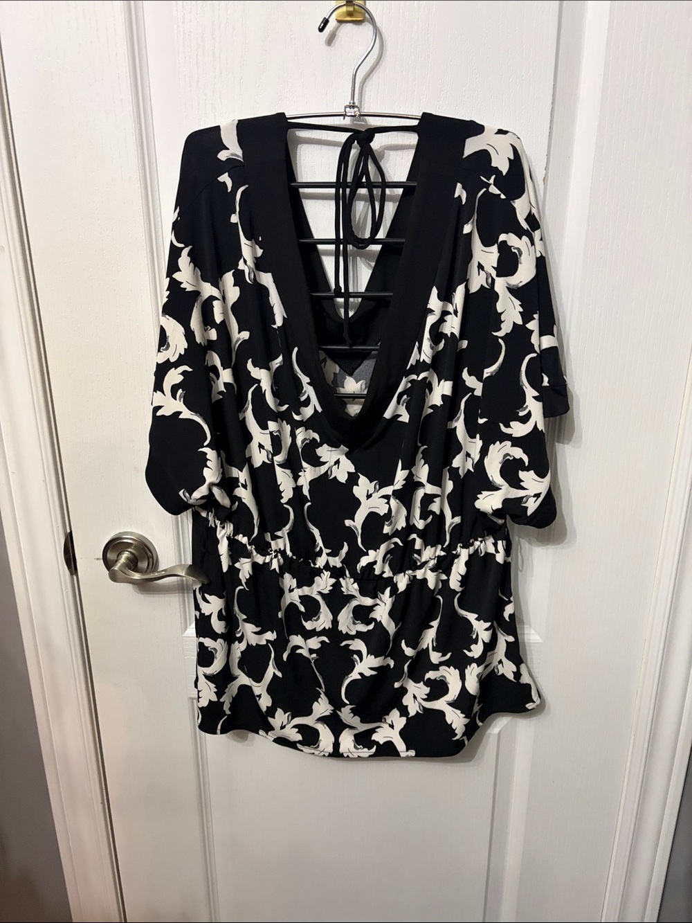 White House Black Market Black & White Printed V-Neck Blouse